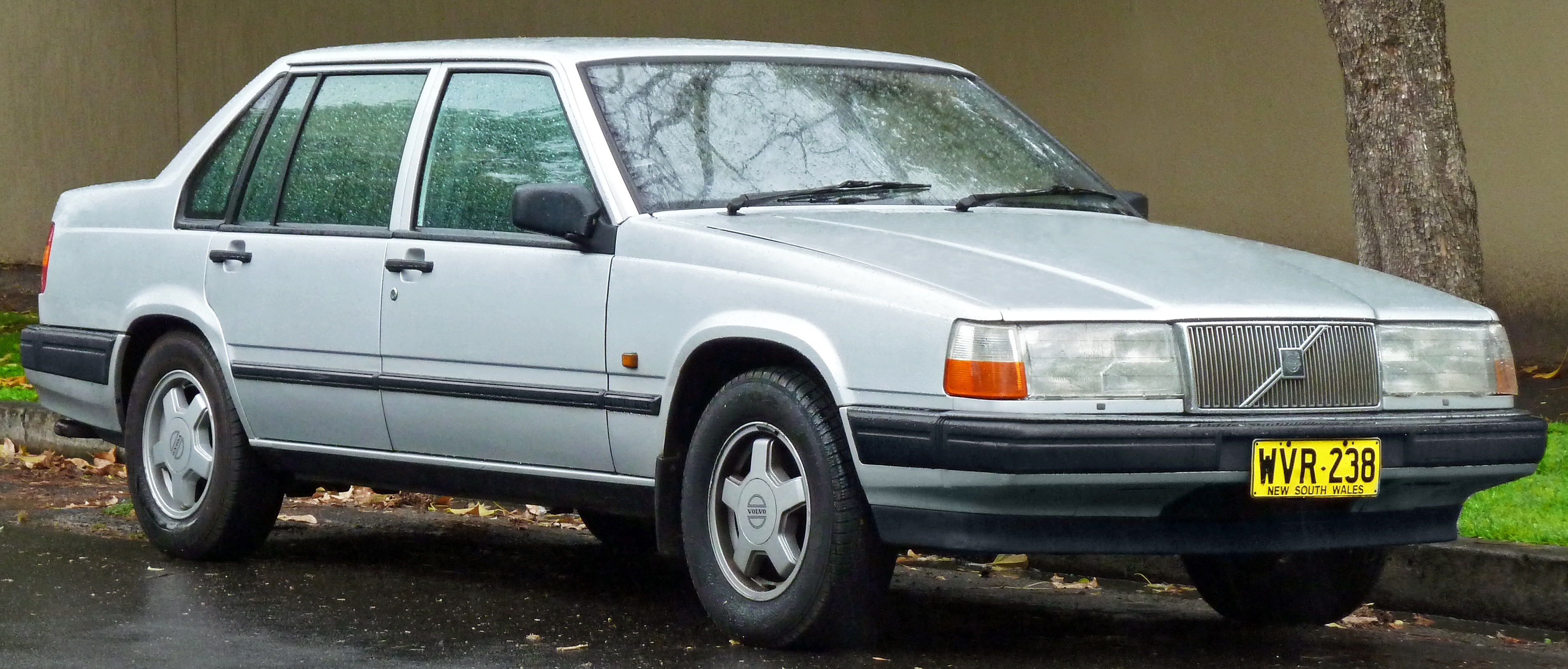 1990-1993_Volvo_940_GL_sedan_(2011-10-25)_01.jpg